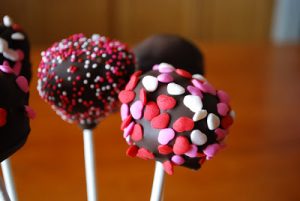 12 EASY Room-Mom Valentine’s Day Party Ideas| Valentines Day Party Ideas, Classroom Party Ideas, Party Ideas for Kids, Kids Party Ideas, Classroom Party Hacks