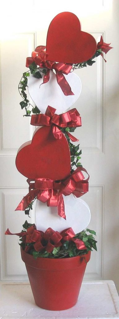 14 Charming Ways to Decorate Your Porch for Valentine’s Day| Valentines Day, Valentines Day Porch Decor, Holiday Porch Decor, DIY Holiday Porch Decor, Porch, Porch Stuff