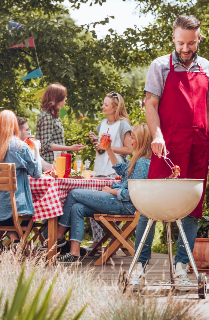 Barbecue dans la cour à Toledo, Ohio - Shutterstock 1077379490 668x1024