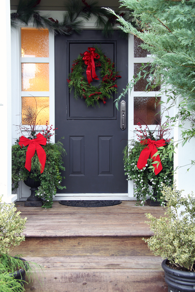 Irresistibly Cute Christmas Porch Decorating Ideas * The Holidaze Craze