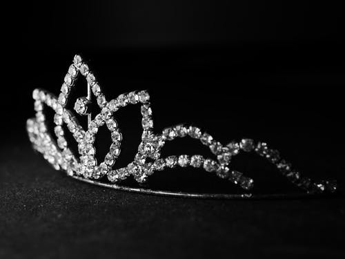 A tiara with diamantes